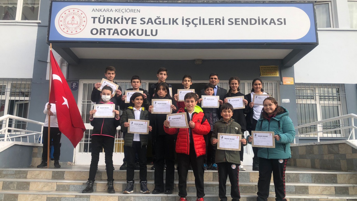 Sınavlarda başarılı olan öğrencilerimize okul müdürümüz Fikri Aras tarafından başarı belgesi verildi.