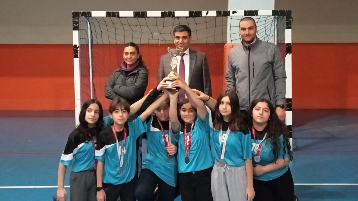Kız futsal takımımız turnuvayı 2. sırada tamamlayarak gümüş madalyayı almıştır.