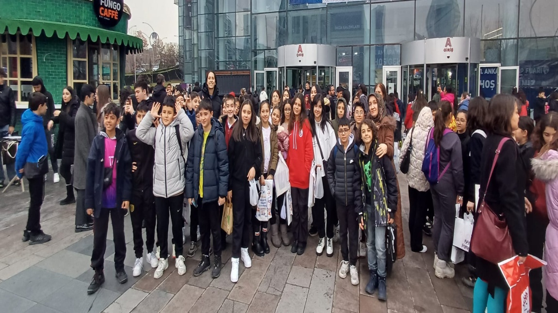 Okulumuz Gezi, Tanıtım ve Turizm Kulübü tarafından 21. Ankara Kitap Fuarı’na gezi düzenlenmiştir. Öğrencilerimiz yazar ve kitaplarla buluşmanın heyecanını yaşamışlardır.