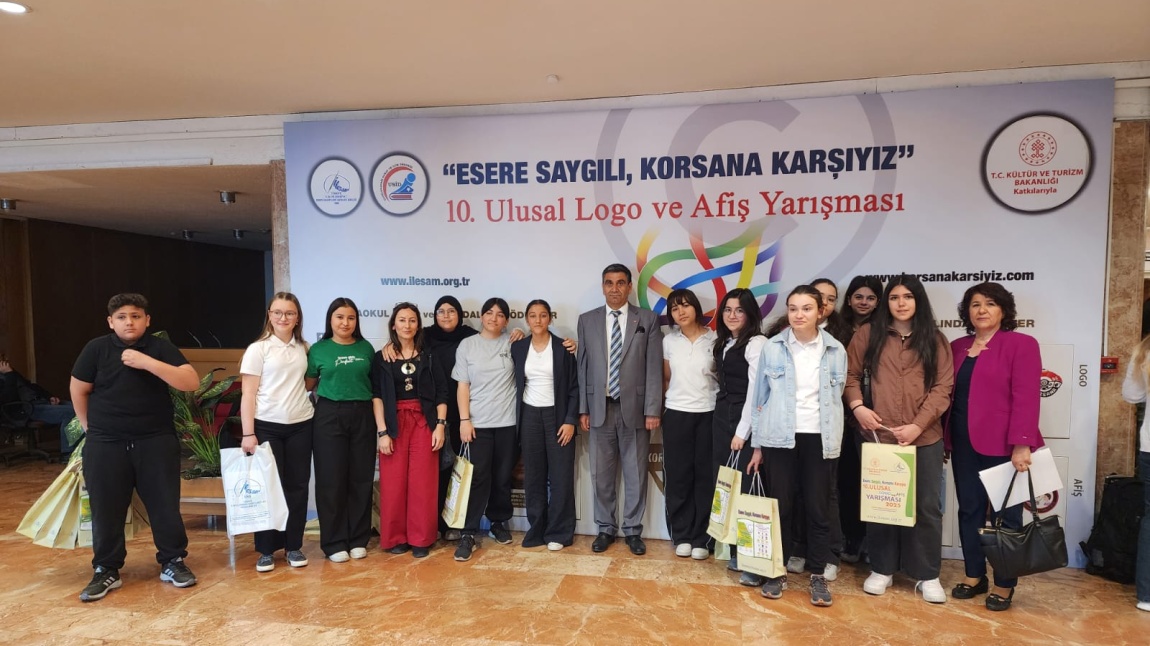 İLESAM Derneği 10. Afiş ve Logo Yarışması'nda okulumuz 8. sınıf öğrencisi Eslem Zübeyde TAŞOĞLU Afiş Dalında Türkiye 1. si, Logo Dalında ise 8. sınıf öğrencimiz Lara HUSSEIN Türkiye 2. si olmuştur.